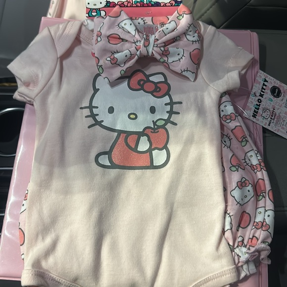 Hello Kitty Matching Set - Picture 2 of 9